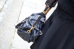 Cremieux Petite robe noire zoom sac Marc Jacobs